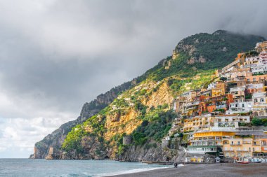 İtalya 'nın ünlü amalfi kıyısındaki Positano kasabasıyla güzel bir manzara. Seyahat