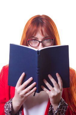 Gözlüklü, kırmızı takım elbiseli, elinde not defteri ve kalemle güzel bir bayan öğrenci.