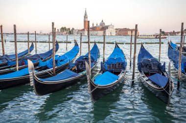 Venedik 'teki San Giorgio di Maggiore kilisesi ile Saint Mark Meydanı' na demirlemiş Gondollar İtalya 'da seyahat ediyor.