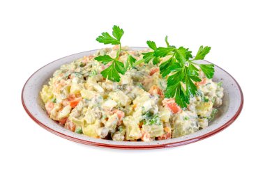 Tabaktaki çeşitli haşlanmış sebzelerin sirke salatası, beyaz üzerine izole edilmiş.