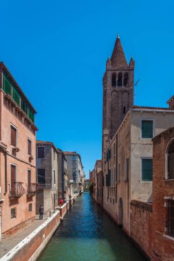 Venedik, İtalya - 16 Ağustos 2018: Venedik 'te tekne ve gondollu dar kanal manzarası