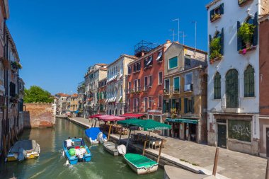 Venedik, İtalya - 17 Ağustos 2018: Venedik 'te tekne ve gondollu dar kanal manzarası