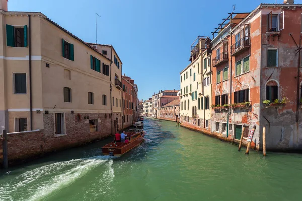 Венеция Италия Августа 2018 Года Вид Узкий Канал Лодками Гондолами — стоковое фото