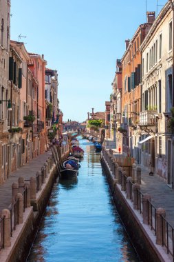 Venedik, İtalya - 16 Ağustos 2018: Venedik 'te tekne ve gondollu dar kanal manzarası
