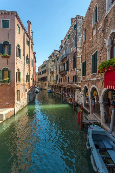 Венеция Италия Августа 2018 Года Вид Узкий Канал Лодками Гондолами — стоковое фото