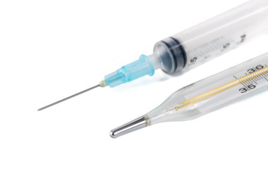 Beyaz arka planda izole şırınga ve termometre, tıbbi araçlar, sağlık