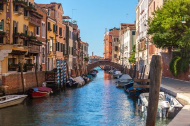 Venedik, İtalya - 16 Ağustos 2018: Venedik 'te tekne ve gondollu dar kanal manzarası