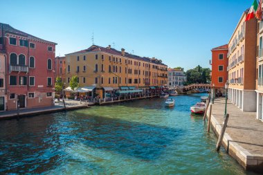 Venedik, İtalya - 16 Ağustos 2018: Venedik 'te tekne ve gondollu dar kanal manzarası