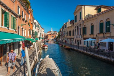 Venedik, İtalya - 16 Ağustos 2018: Venedik 'te tekne ve gondollu dar kanal manzarası