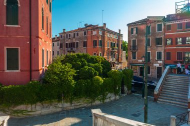 Venedik, İtalya - 16 Ağustos 2018: Venedik 'in güzel manzarası, geleneksel renkli evler