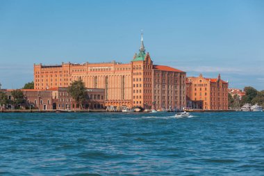 Venedik, İtalya - 16 Ağustos 2018 Venedik 'in güzel manzarası. Giudecca Adası. Gradn Kanalı