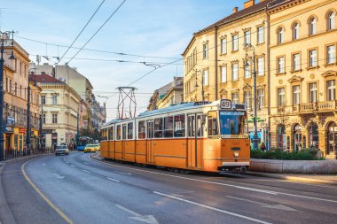 Budapeşte, Macaristan - 10 Kasım 2018: Tarihi Budapeşte şehrinin güzel manzarası, insanlar ve trtrportasyon