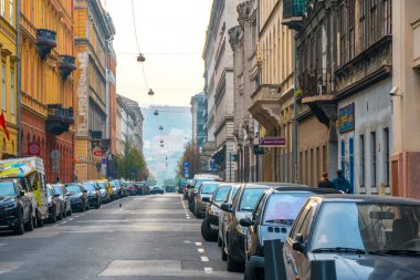 Budapeşte, Macaristan - 11 Kasım 2018: Tarihi Budapeşte şehrinin güzel manzarası, insanlar ve trtrportasyon