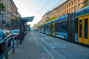 Budapeşte, Macaristan - 12 Kasım 2018: Tarihi Budapeşte şehrinin güzel manzarası, insanlar ve trtrportasyon