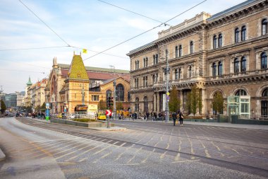 Budapeşte, Macaristan - 10 Kasım 2018: Tarihi Budapeşte şehrinin güzel manzarası, insanlar ve trtrportasyon