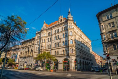 Budapeşte, Macaristan - 12 Kasım 2018: Tarihi Budapeşte şehrinin güzel manzarası, insanlar ve trtrportasyon