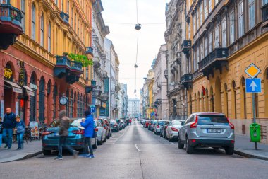 Budapeşte, Macaristan - 11 Kasım 2018: Tarihi Budapeşte şehrinin güzel manzarası, insanlar ve trtrportasyon