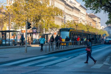 Budapeşte, Macaristan - 12 Kasım 2018: Tarihi Budapeşte şehrinin güzel manzarası, insanlar ve trtrportasyon