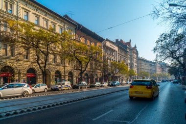 Budapeşte, Macaristan - 12 Kasım 2018: Tarihi Budapeşte şehrinin güzel manzarası, insanlar ve trtrportasyon
