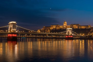 Budapeşte 'de Tuna Nehri üzerindeki Szechenyi Zinciri Köprüsü' nün güzel manzarası. Seyahat