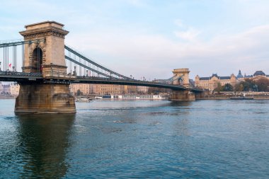 Macaristan 'ın Budapeşte kentindeki Tuna Nehri üzerindeki Zincir Köprüsü' nün güzel manzarası. Seyahat