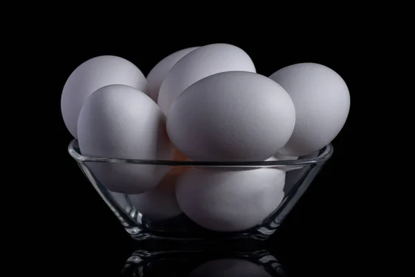 Huevos Pollo Orgánicos Blancos Colocados Recipiente Vidrio Sobre Fondo Negro — Foto de Stock