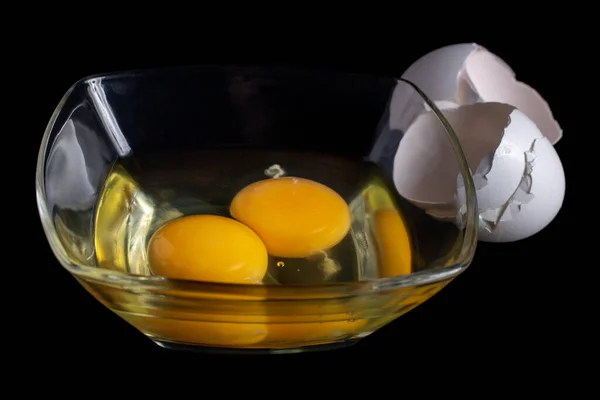 Kırık Yumurta Sarısı Cam Bir Kasede Izole Edilmiş Yumurta Kabuğu — Stok fotoğraf
