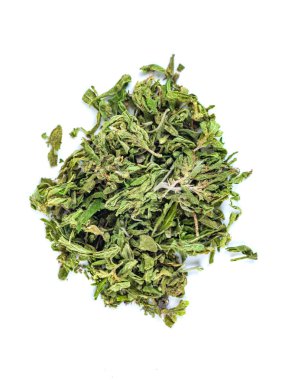 Bir sürü kuru tıbbi esrar, tıbbi amaçlar için tasarlanmış marihuana, beyazda izole edilmiş.