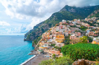 İtalya 'nın ünlü amalfi kıyısındaki Positano kasabasıyla güzel bir manzara. Seyahat