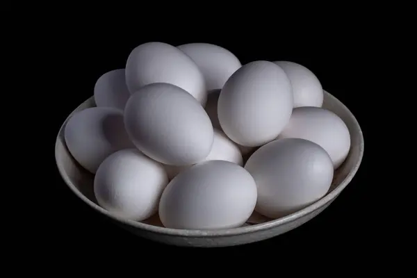 Weiße Bio Hühnereier Einem Teller Auf Schwarzem Hintergrund Lebensmittel — Stockfoto