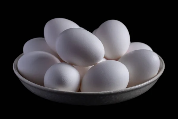 Huevos Pollo Orgánicos Blancos Colocados Plato Sobre Fondo Negro Comida — Foto de Stock