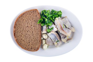 Kahverengi ekmek, soğan, sarımsak ve maydanozlu ringa balığı, sağlıklı yemek.