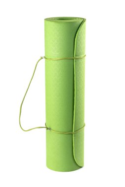 Yeşil rulo uyku paspası beyaz arka planda izole edilmiş. Spor malzemeleri.