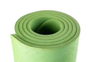 Yeşil rulo uyku paspası beyaz arka planda izole edilmiş. Spor malzemeleri.