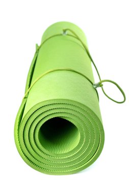 Yeşil rulo uyku paspası beyaz arka planda izole edilmiş. Spor malzemeleri.