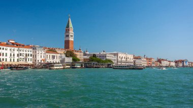 Venedik, İtalya - 16 Ağustos 2018: Venedik 'teki Büyük Kanal' dan Doge Sarayı ve San Marko Meydanı