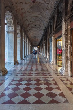 Venedik, İtalya - 17 Ağustos 2018: Venedik 'in tarihi merkezinde kapalı bir oyun salonu, seyahat