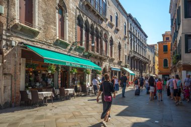 Venedik, İtalya - 16 Ağustos 2018: Venedik 'te tarihi mimari ve dar sokaklar