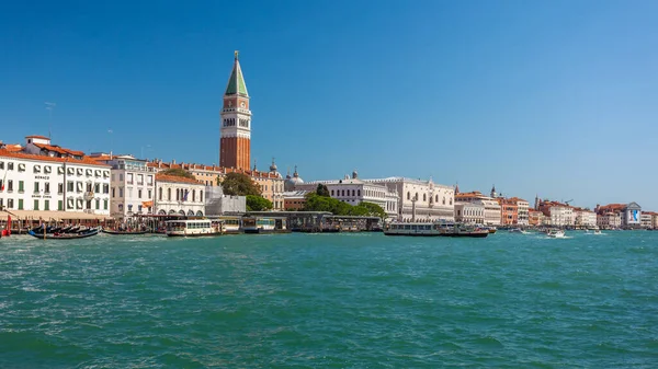 Venedik, İtalya - 16 Ağustos 2018: Venedik 'teki Büyük Kanal' dan Doge Sarayı ve San Marko Meydanı