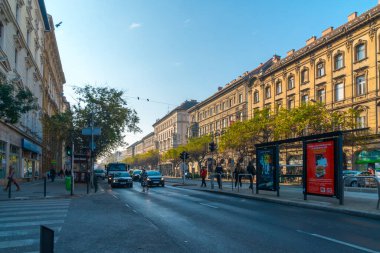 Budapeşte, Macaristan - 12 Kasım 2018: Tarihi Budapeşte şehrinin güzel manzarası, insanlar ve trtrportasyon