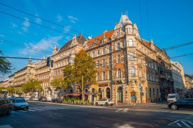 Budapeşte, Macaristan - 12 Kasım 2018: Tarihi Budapeşte şehrinin güzel manzarası, insanlar ve trtrportasyon