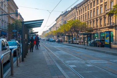 Budapeşte, Macaristan - 12 Kasım 2018: Tarihi Budapeşte şehrinin güzel manzarası, insanlar ve trtrportasyon