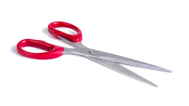 Kırmızı makas keskin beyaz arkaplanda izole