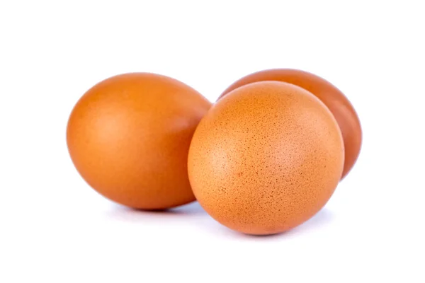 Ovos de galinha isolados em fundo branco, comida — Fotografia de Stock