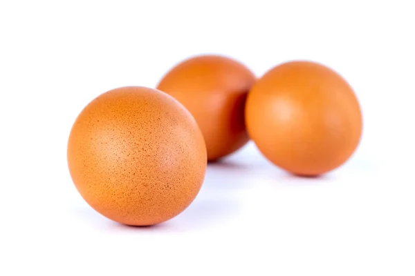 Uova di pollo isolate su sfondo bianco, cibo — Foto Stock