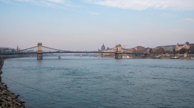Macaristan 'ın Budapeşte kentindeki Tuna Nehri üzerindeki Zincir Köprüsü' nün güzel manzarası. Seyahat
