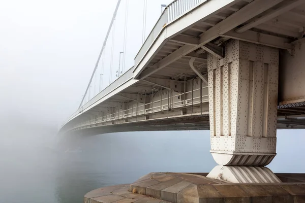 Мост Елизаветы Туманным Утром Будапеште Соединяющий Буду Пешт Через Дунай — стоковое фото