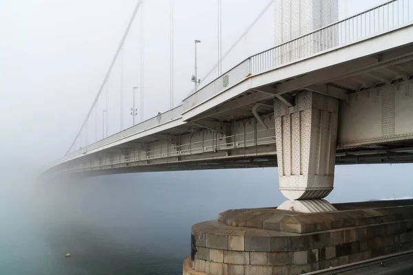 Elisabeth Bridge Sulla Nebbia Mattina Budapest Che Collega Buda Pest — Foto Stock