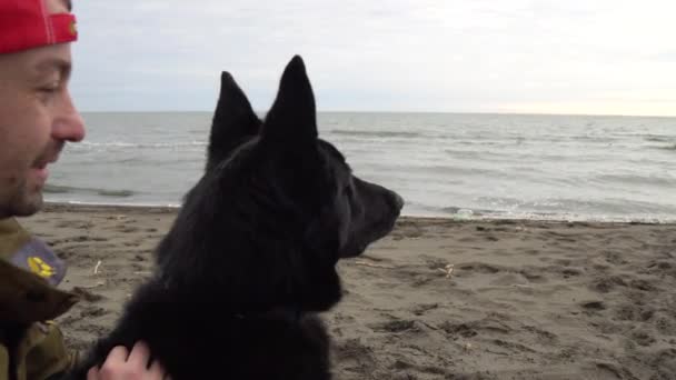 Deutscher Schäferhund Und Sein Besitzer Spazieren Ufer Des Schwarzen Meeres — Stockvideo