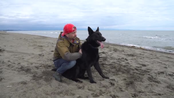 Tyska Shepherd Och Dess Ägare Promenad Längs Stranden Svarta Havet — Stockvideo